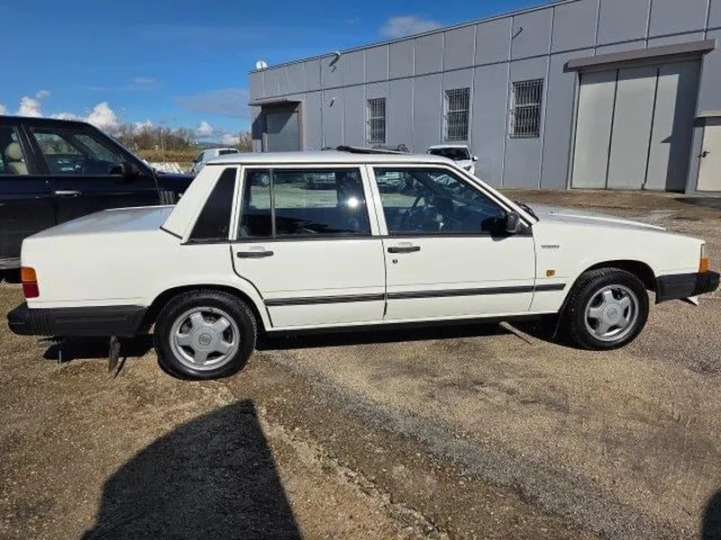 Volvo 740: Models and Specs (4/4)
