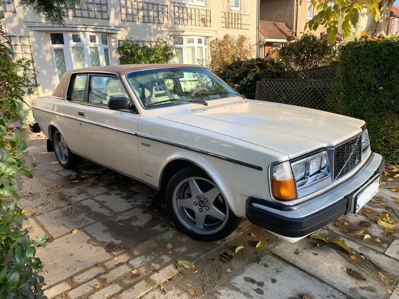 Volvo 240: Models and Specs (2/4)