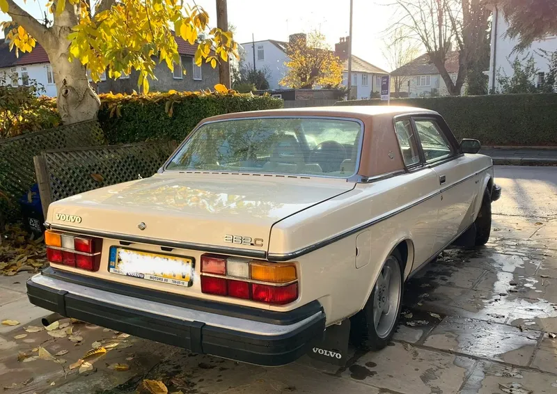 Volvo 240: Models and Specs (3/4)