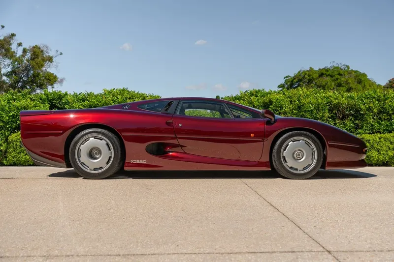 Jaguar XJ220: Models and Specs (1/4)