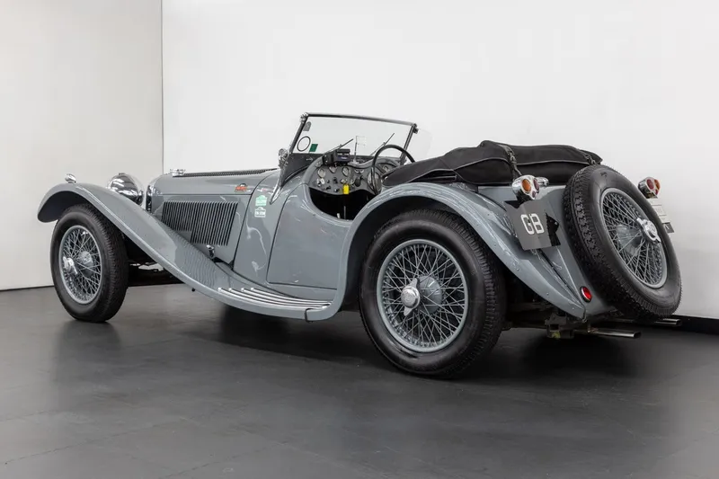 Jaguar SS100: Models and Specs (3/4)