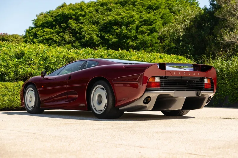 Jaguar XJ220: Models and Specs (3/4)