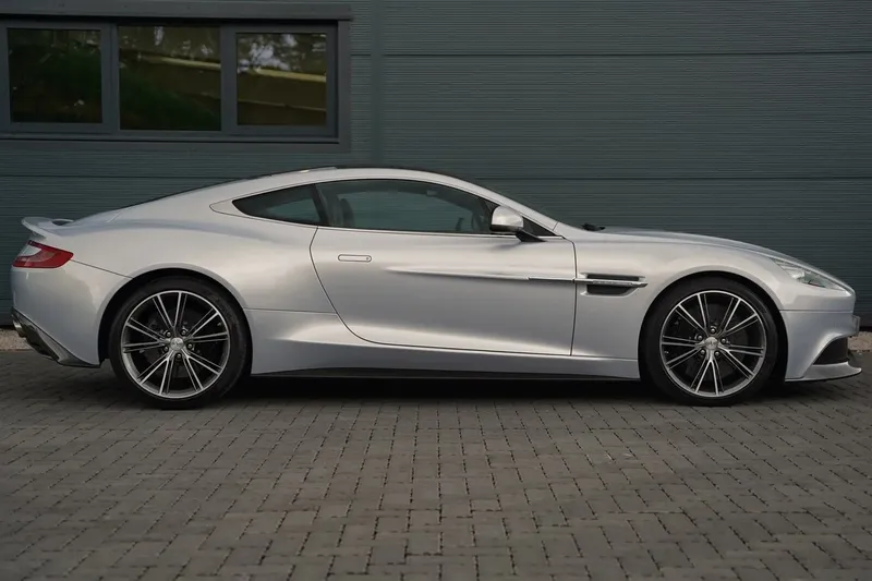 Aston Martin Vanquish: Models and Specs (3/4)