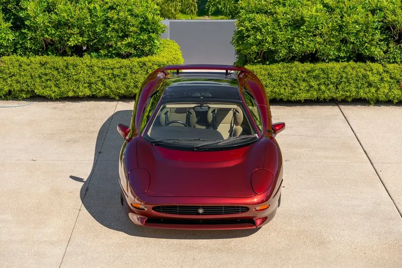 Jaguar XJ220: Models and Specs (2/4)