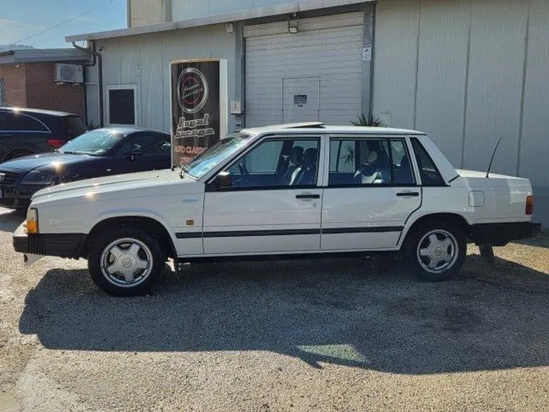 Volvo 740: Models and Specs (1/4)