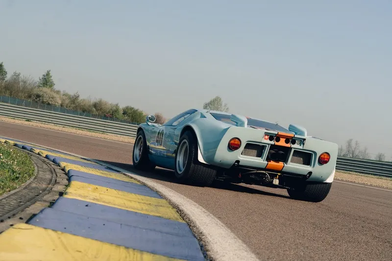 Ford GT40: Models and Specs (3/4)