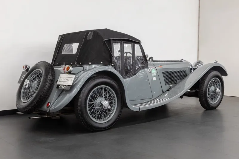 Jaguar SS100: Models and Specs (2/4)