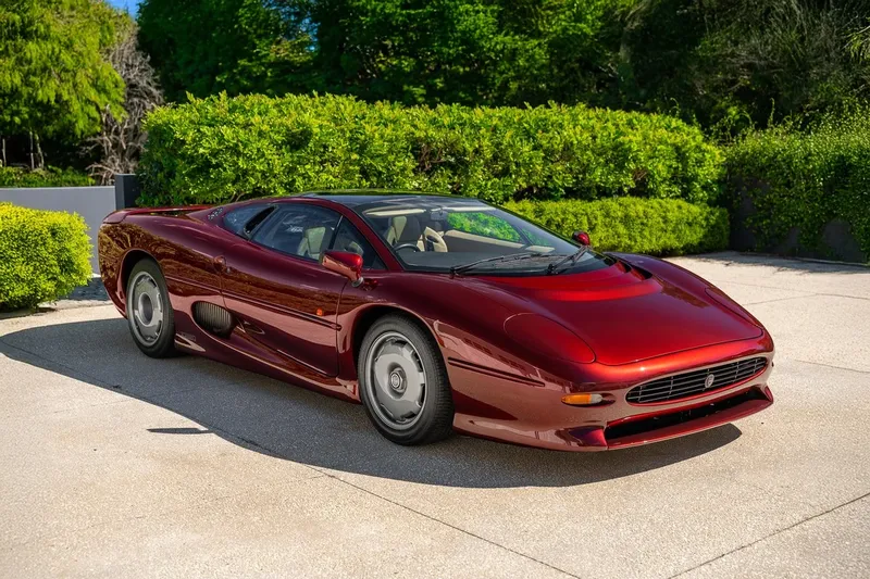 Jaguar XJ220: Models and Specs (4/4)
