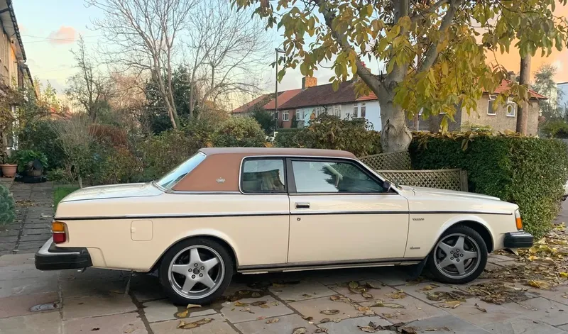 Volvo 240: Models and Specs (1/4)