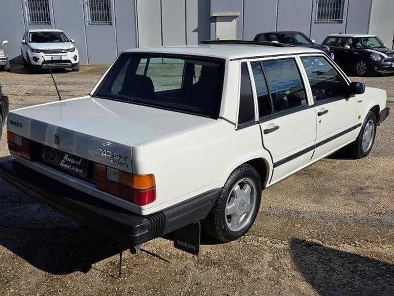 Volvo 740: Models and Specs (2/4)